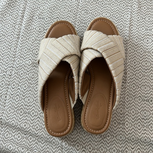 Universal Thread Sandals - Size 10 - Picture 2 of 3